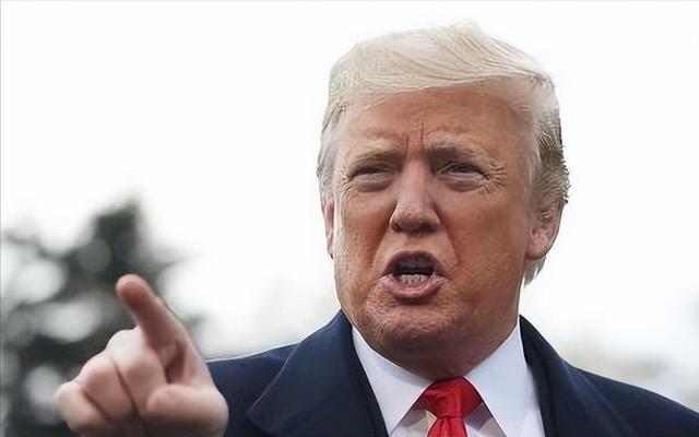 从中国开往伊朗的货船，遭美炮击扣押！不到24小时，中方下场表态！
霍尔木兹海峡是