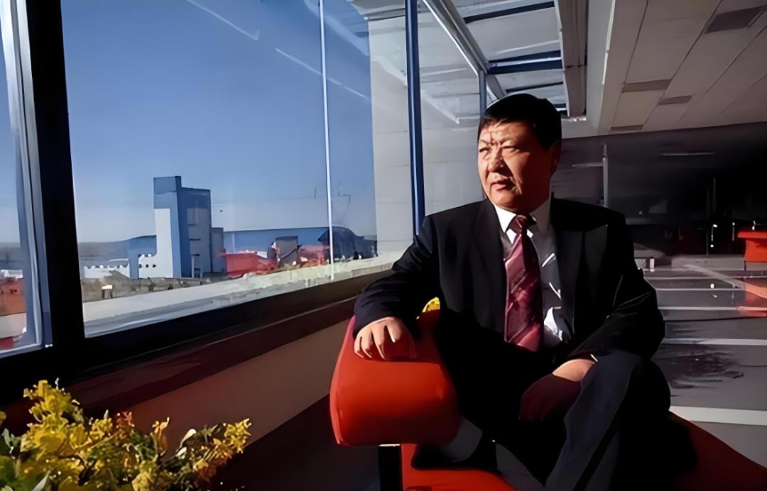 1998年，伊利董事长郑俊怀把副总牛根生赶走。次年，牛根生转头创办了蒙牛，仅8年