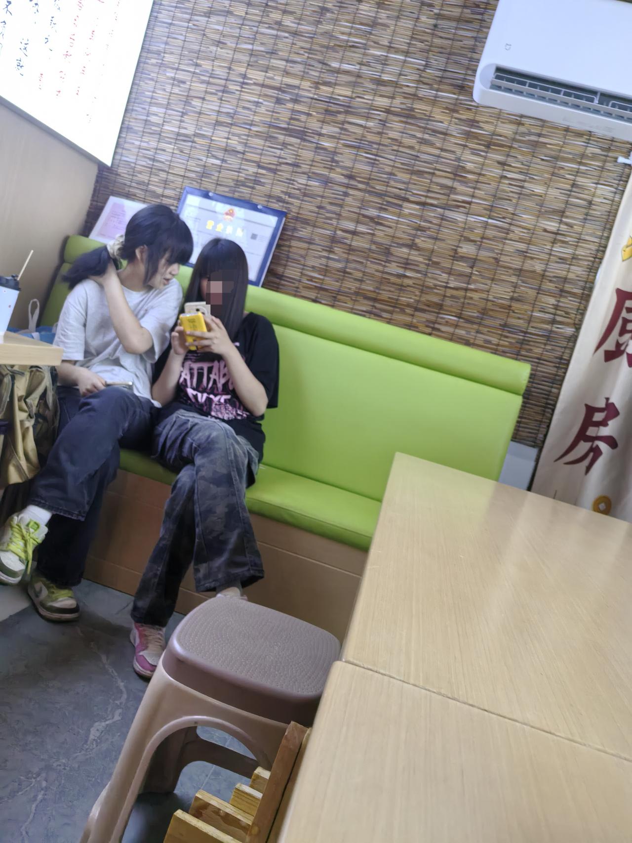 昨天中午去一家小店吃螺狮粉，老板娘忙得脚不沾地，一个四岁不到的小女孩却在旁边哭哭