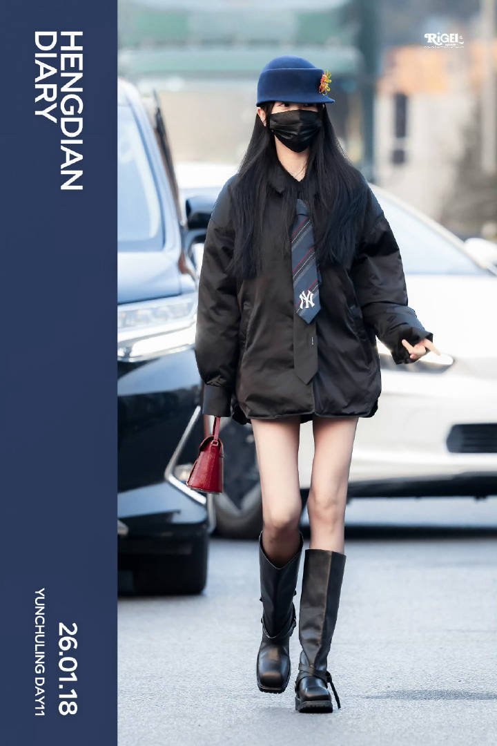 虞书欣今天云初令上班路透，这造型好别致 