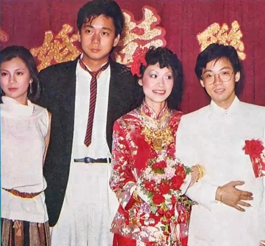 这是翁美玲参加朋友婚礼的照片，新郎是位歌星，很出名，你知道他叫什么名吗？

新郎
