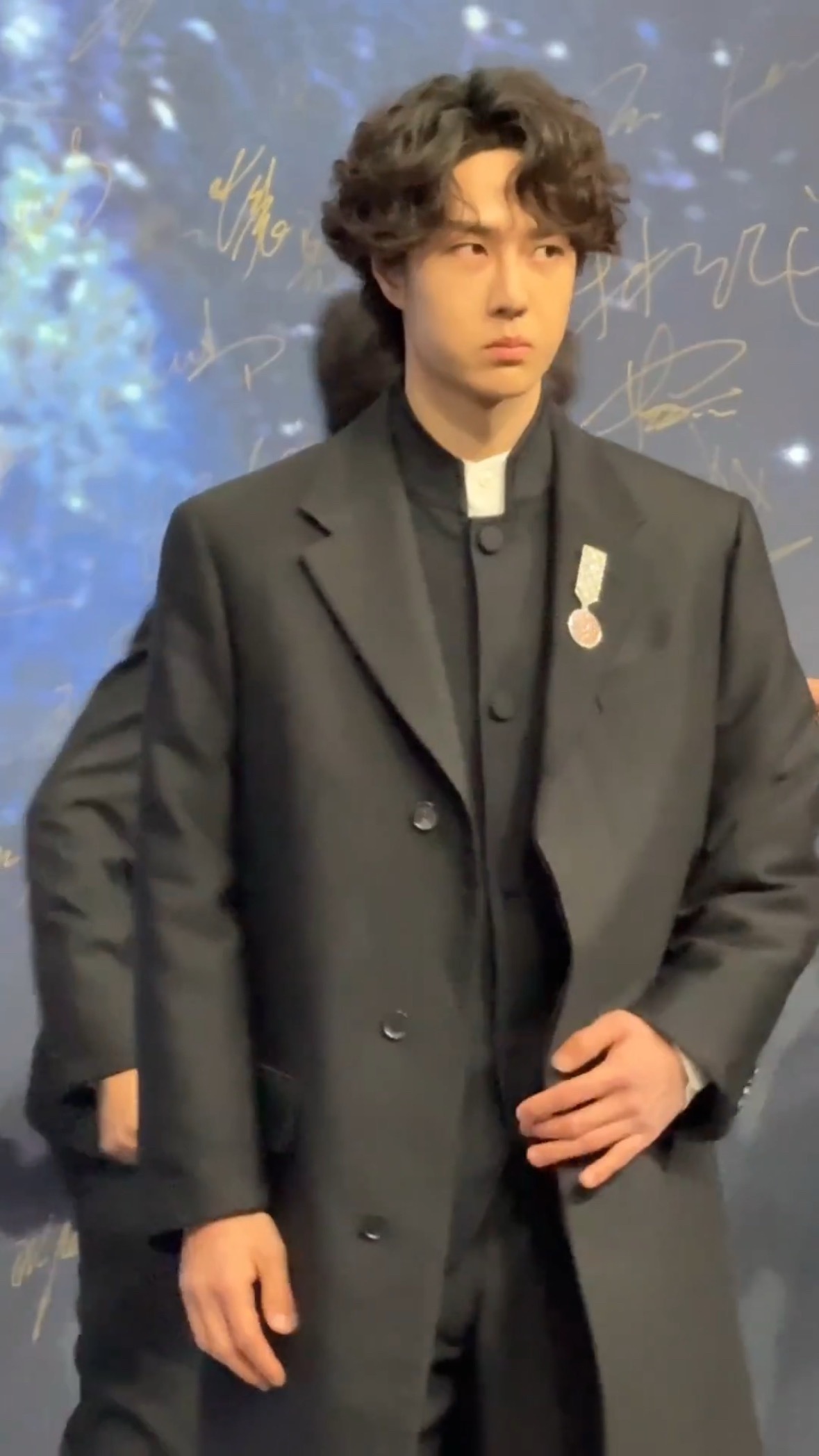 王一博 中山装这身帅 