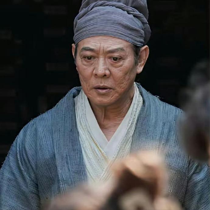 正在拍短剧的李连杰，应该是化老了，他现在这个咖位也不用在意形象多伟光正了，资历应