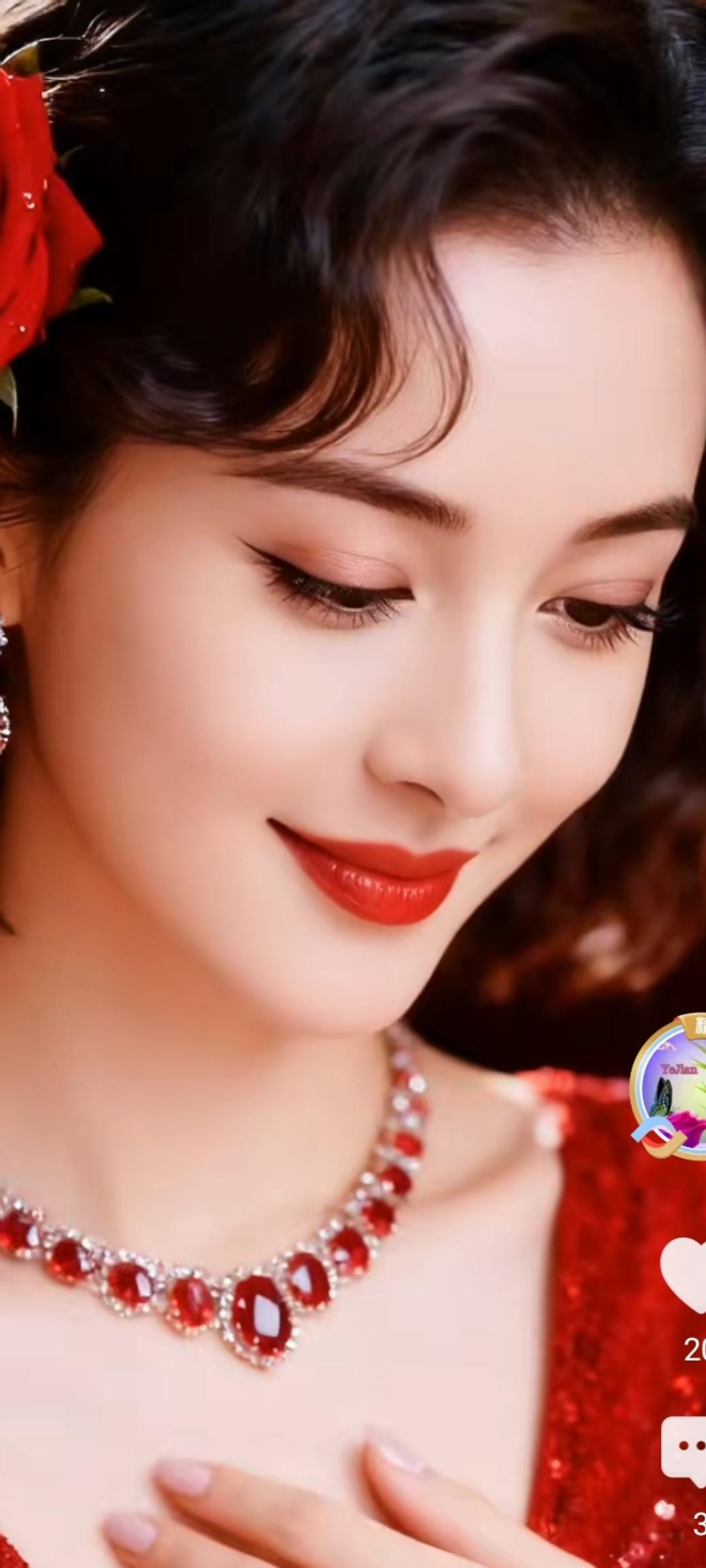 优雅红唇，闪耀珠宝，复古风情的迷人魅力。