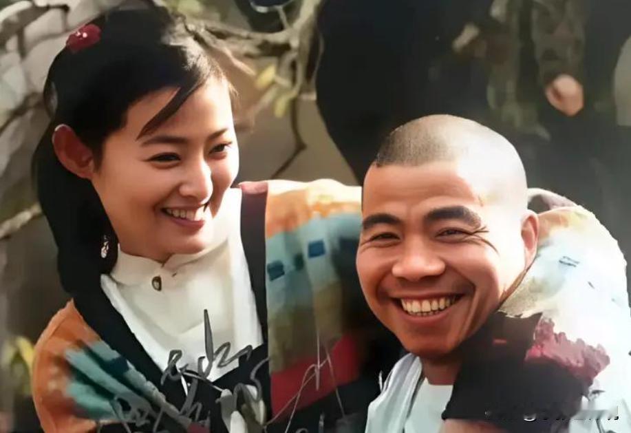 1998年，在《水浒传》片场休息时，饰演潘金莲的王思懿搂着饰演武大郎的宋文华有说