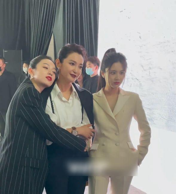 虽然昨晚很多人骂张慧雯，但我依然挺喜欢她的。

说她情商低，我认可。

当初在和