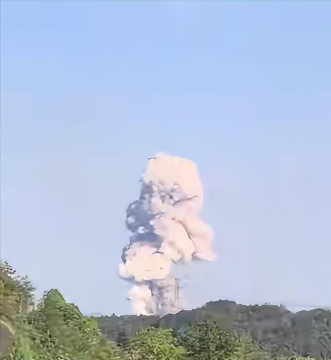 突发！浏阳烟花厂突发爆炸，百米高烟柱腾空而起，两公里外玻璃震碎，经营26年的涉事