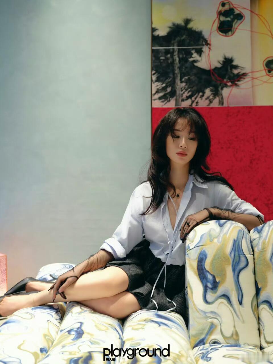 李梦早期居然是文艺小白花她的眼神如湖水般清澈，无声地传递着少女的纯真与美好，那种