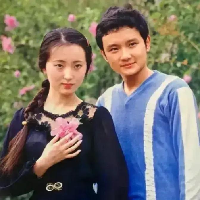 2007年，陈晓旭去世那天，欧阳奋强接了一个电话，挂掉，关机。之后19年，他只要