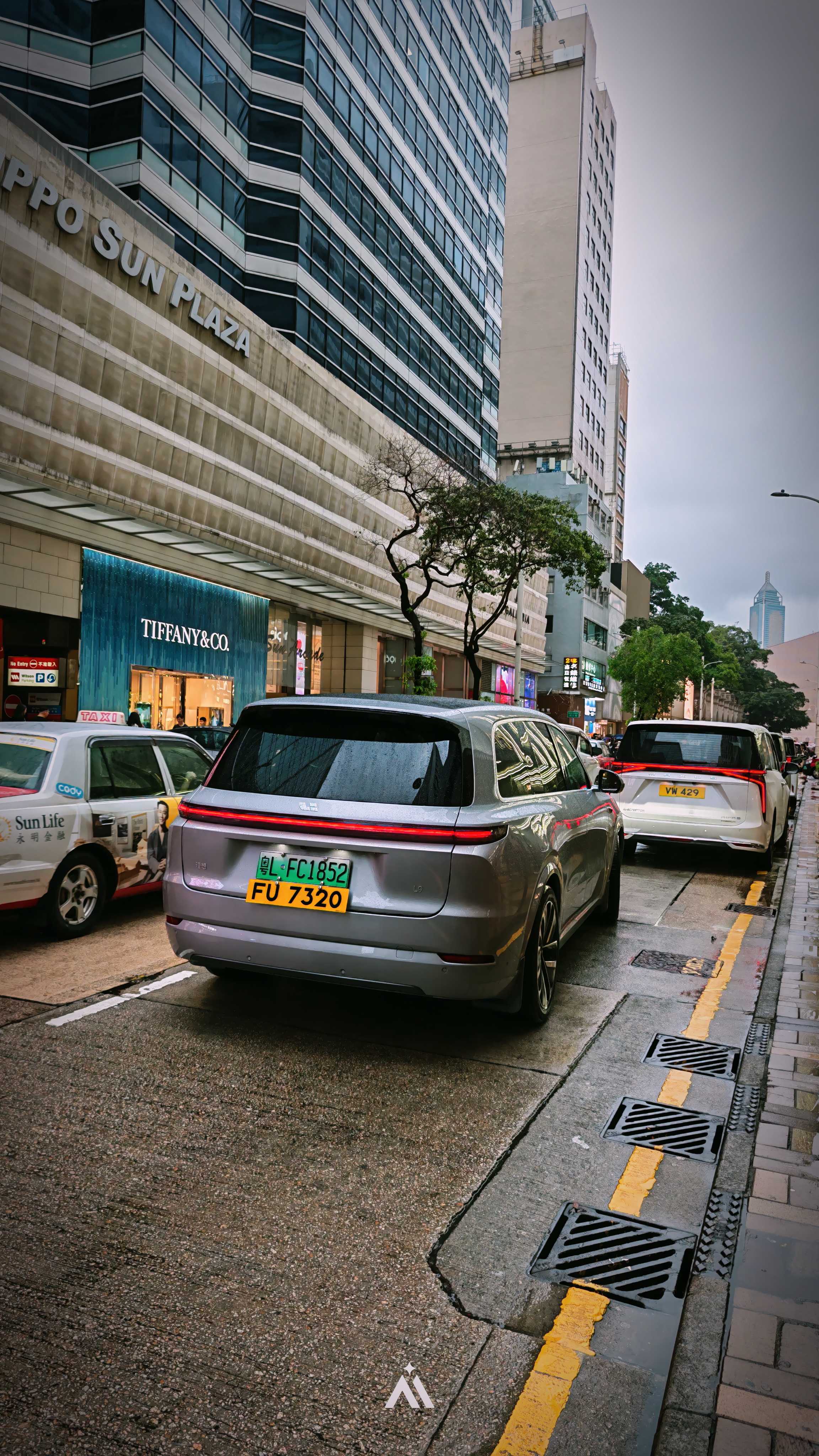 虽然我不太建议大家开车来香港，因为香港真的很堵车，当然来拍节目还是可以的，这个大