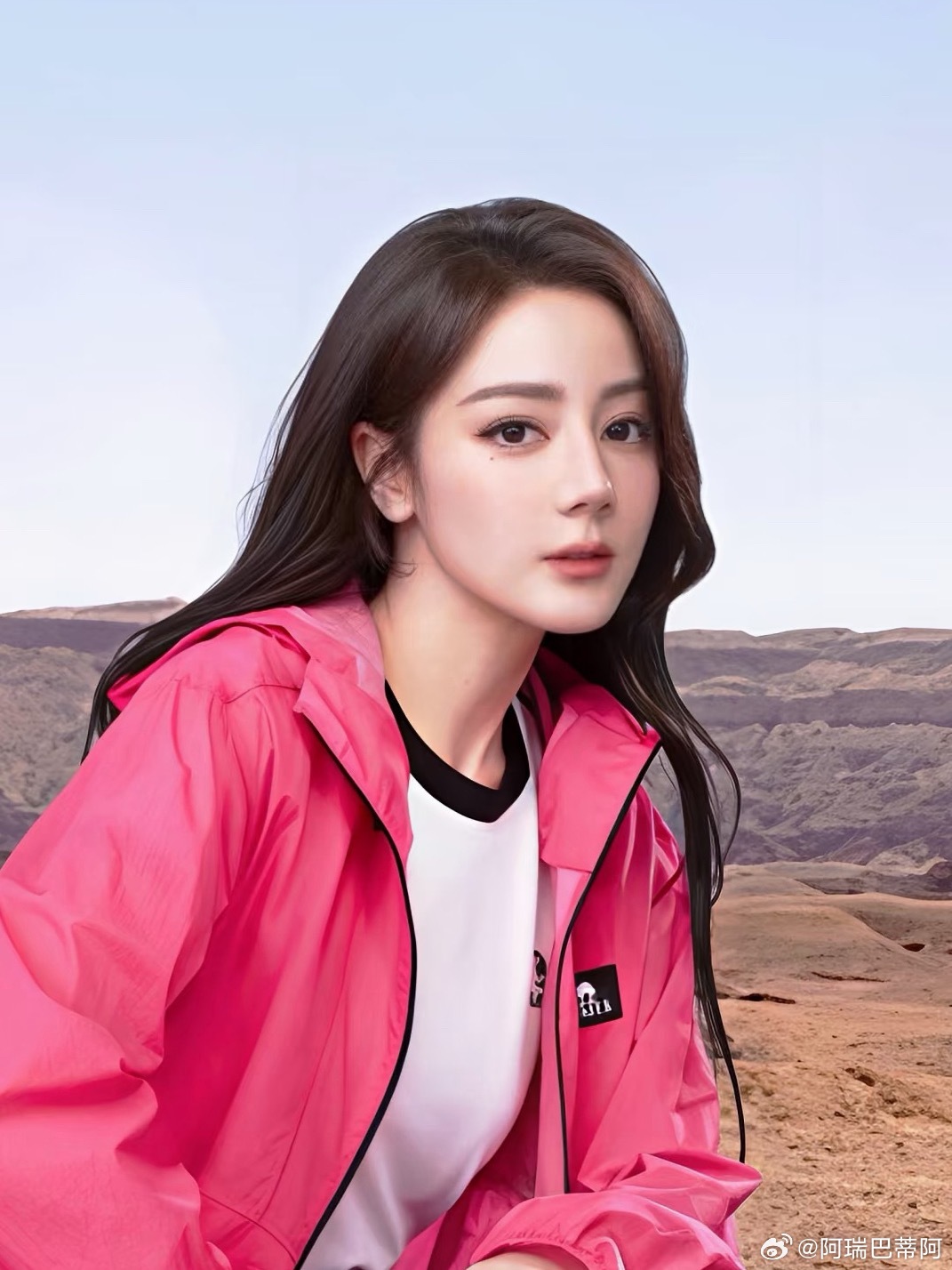 姐的时尚表现力从来不是靠硬凹什么动作来表现，因为她不需要，她这张脸站在那就已经很