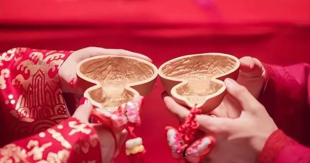 周朝的洞房夜，新郎新娘喝下肚的第一口酒，是苦的。

苦到什么地步？拿一只葫芦劈成