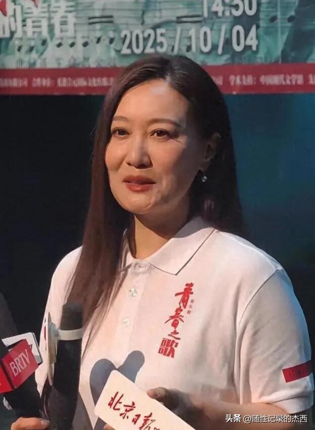 生图状态下的女歌星也老了，当年她可是和宋祖英一样美的人，如今抵挡不住岁月的无情，