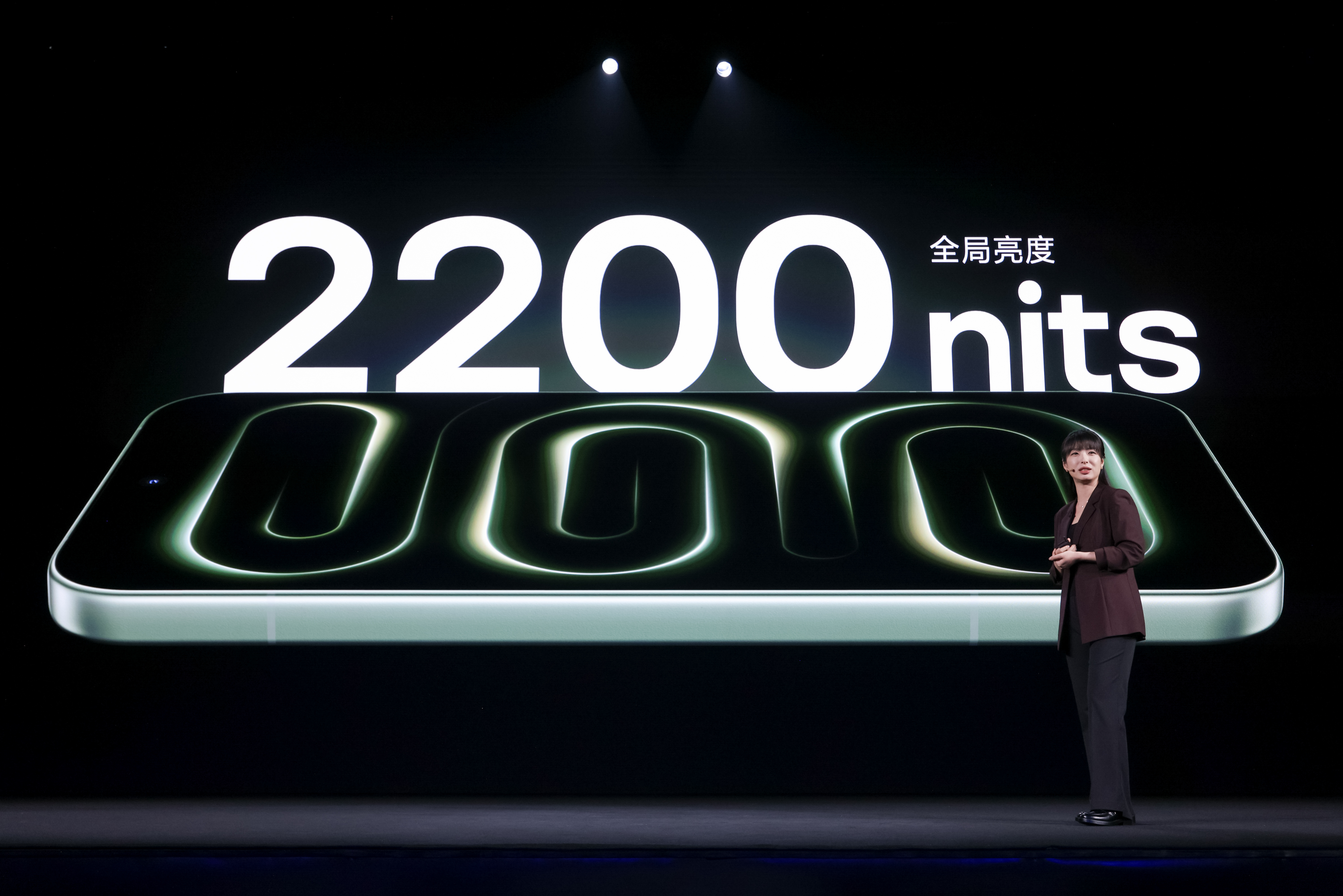 K100 Pro 全球首发搭载定制版的第五代骁龙8 至尊版处理器，官方名称第五代