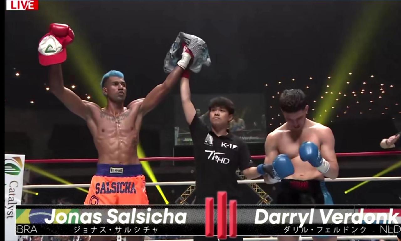 K1 70公斤级冠军争夺战在巴西人乔纳斯和荷兰悍将维尔东克之间点燃。乔纳斯仍然利