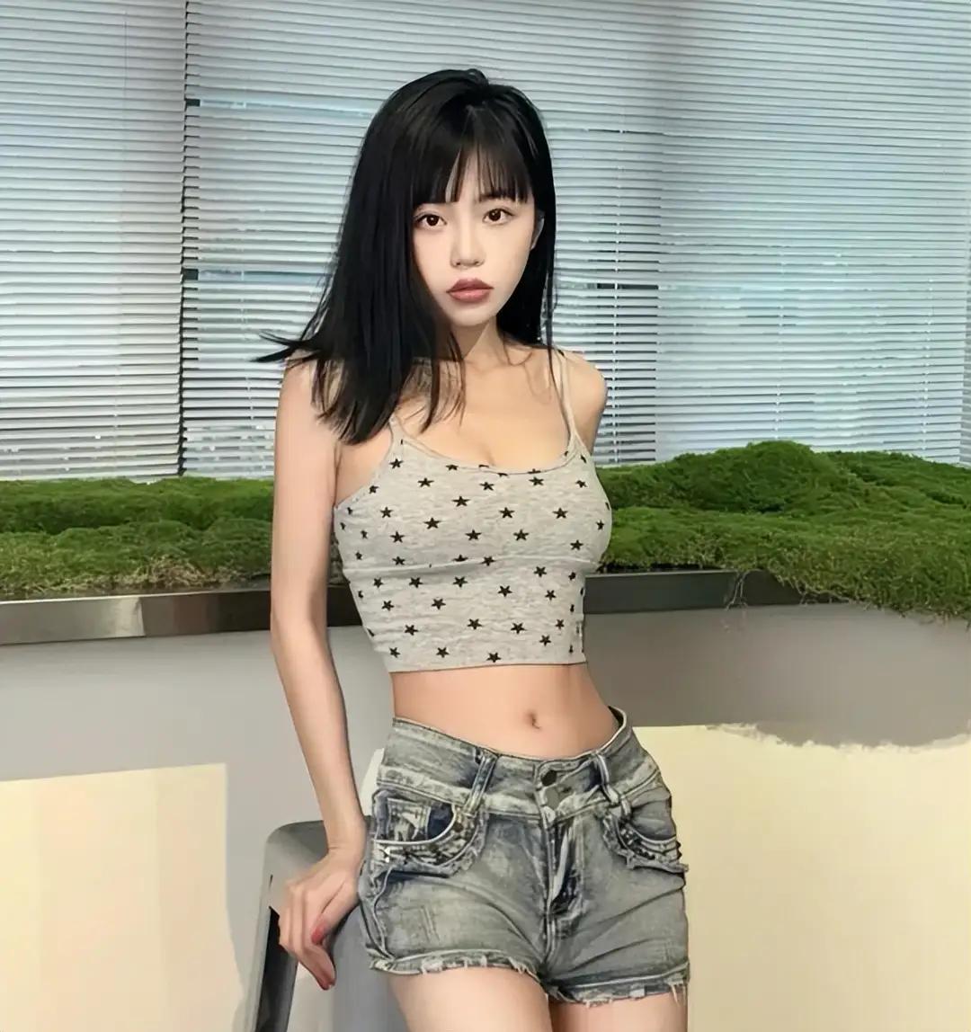 这个司晓迪在颜值高峰期也没多高颜值啊。典型网红脸。据说现在颜值垮了。