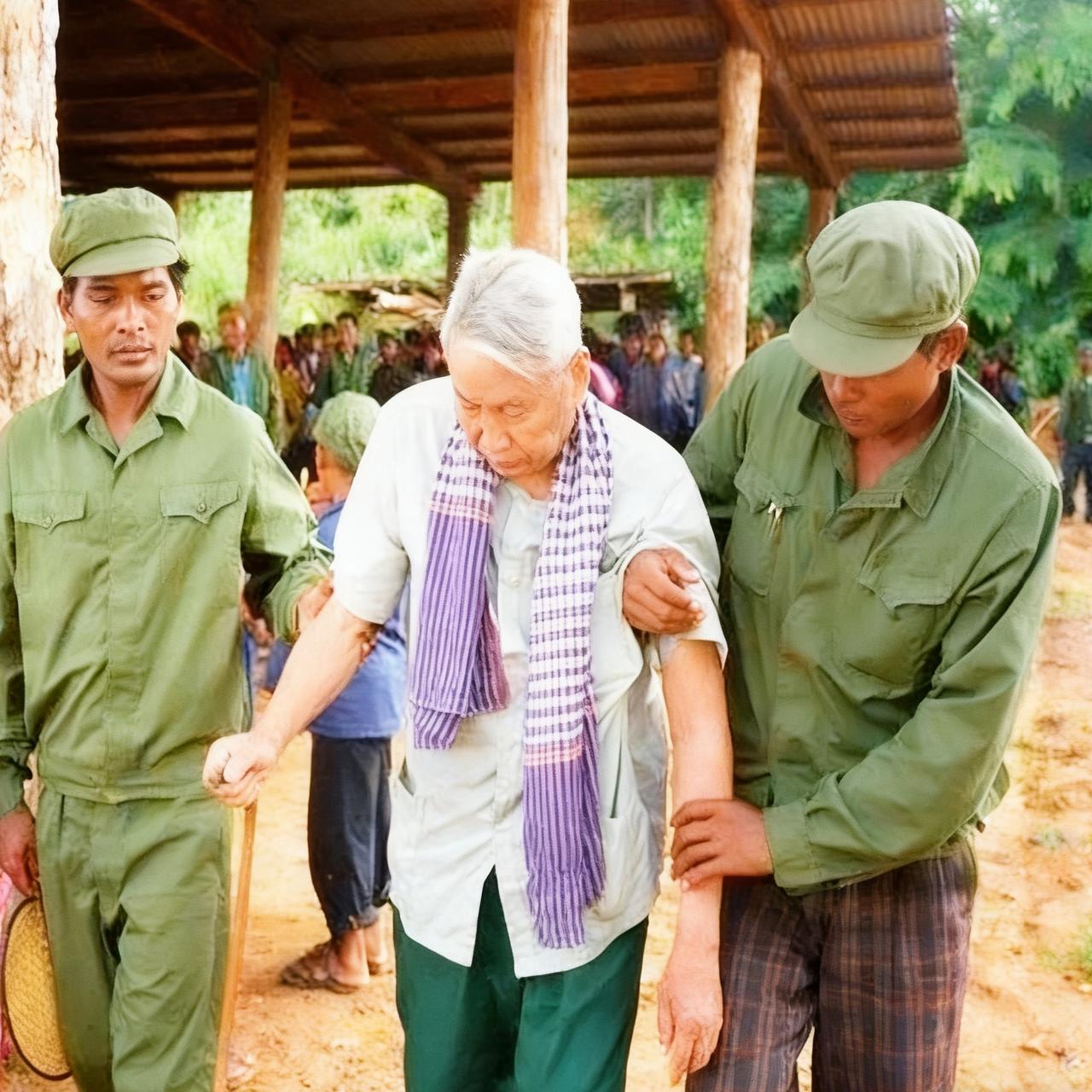 1997年，“一代枭雄”波尔布特的落幕时刻，当时的他已经处于被监禁的状态，走路颤