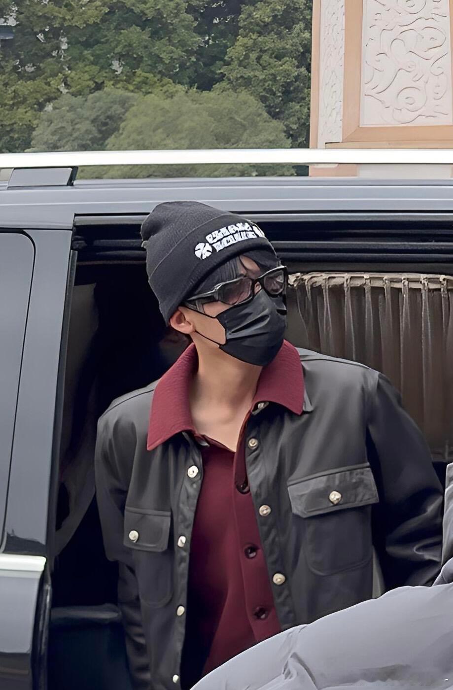 檀健次穿了红袜子，踩小人中