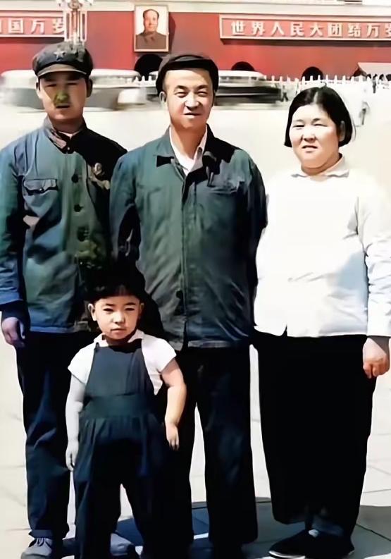 1970年，“铁人”王进喜已经快不行了，胃癌晚期，在北京住院，那一年他拍了这辈子