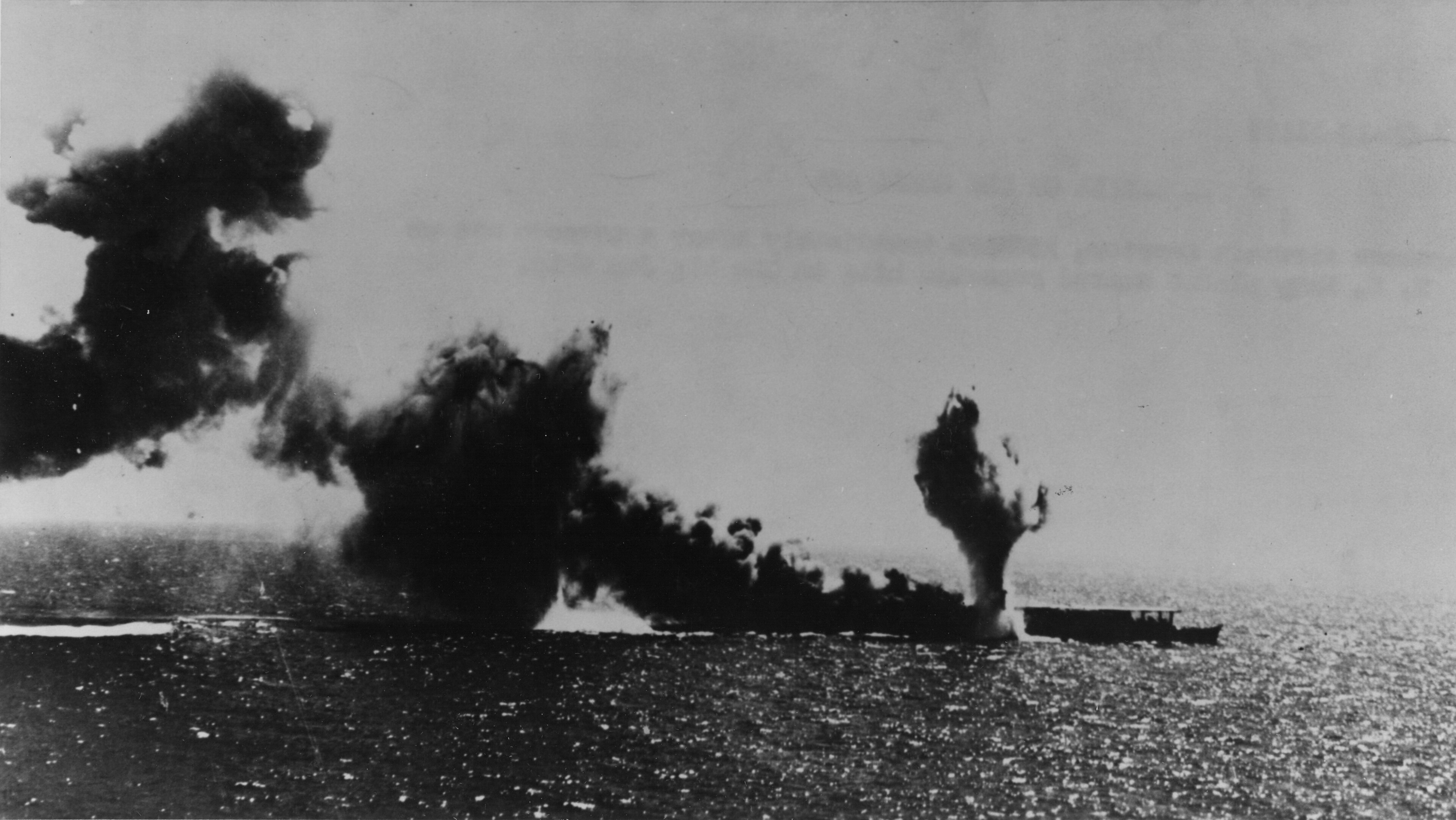 飞扬军事 1942年5月7日，日本海军祥凤号航母在珊瑚海海战中被美军航母舰载机击