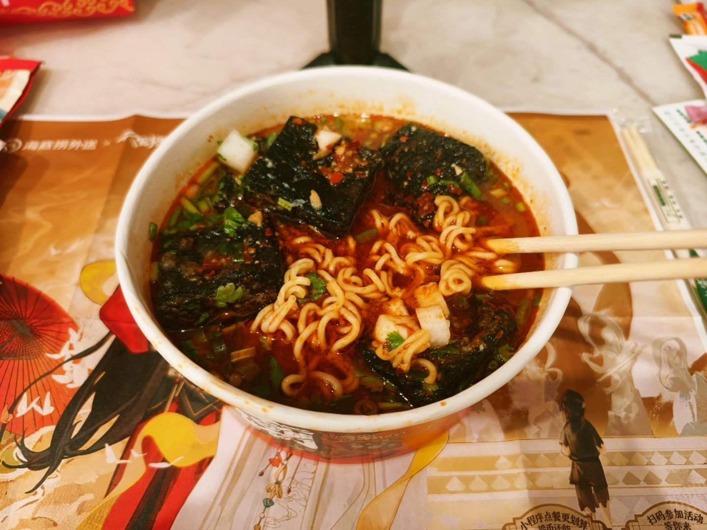 我不会给你们说我才吃晚饭臭豆腐➕辛拉面这个组合我也是第一次尝试！！ 