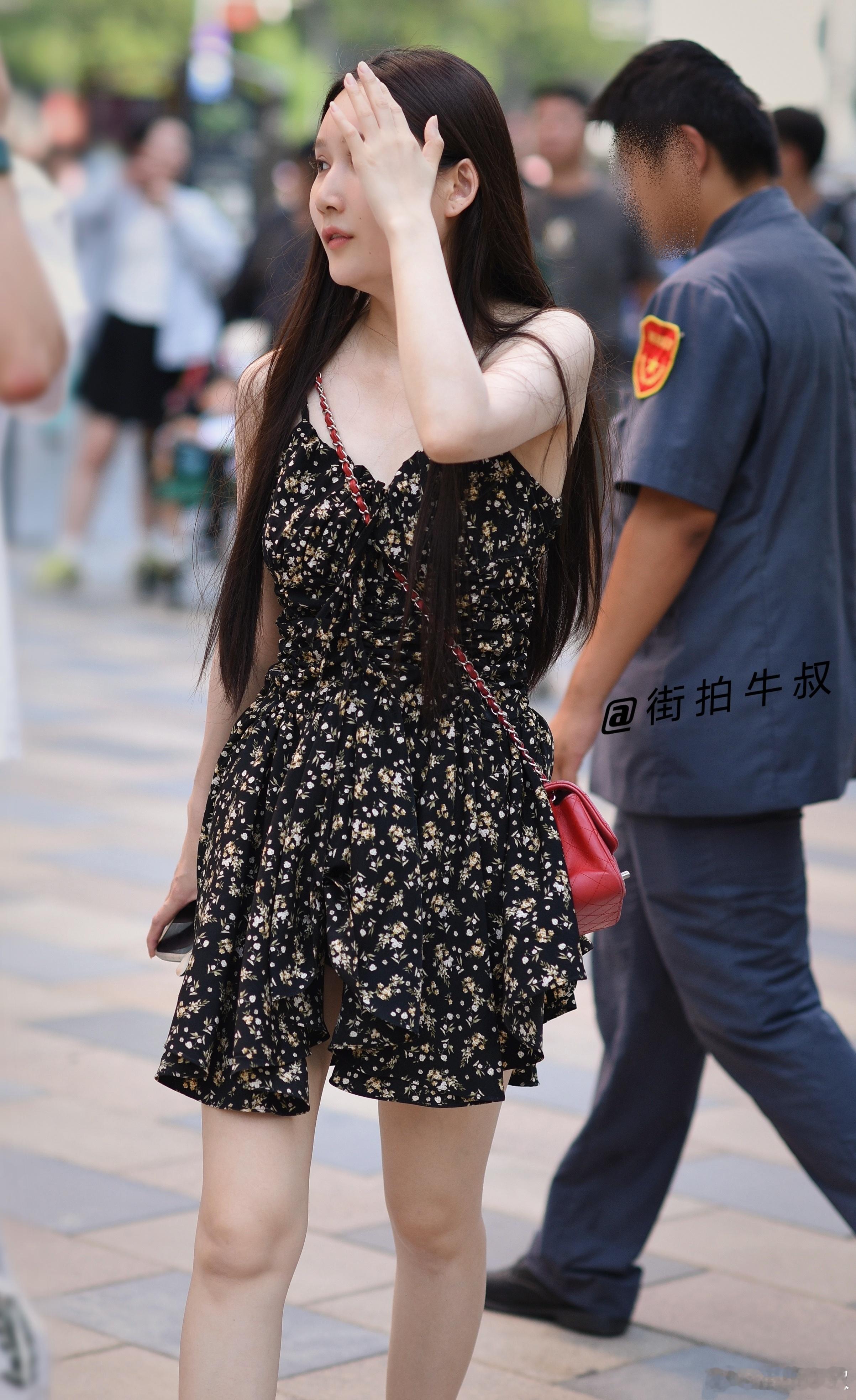 漂亮的抹胸碎花裙 