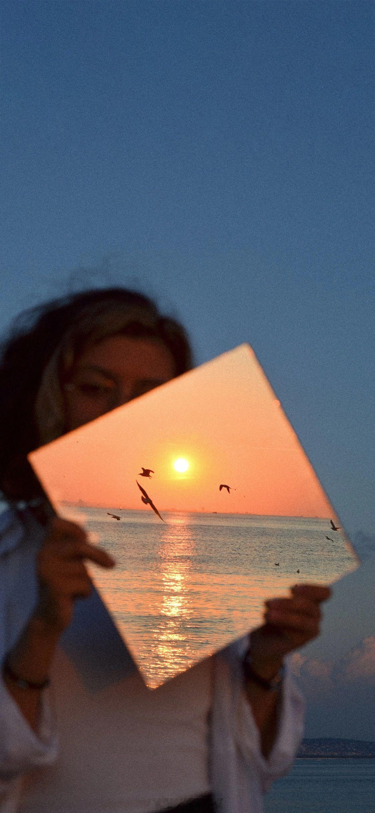 “耳机里流淌的夏日永远不变，北冰洋的气泡永远翻腾。”——《他的耳机牵着你的夏天》