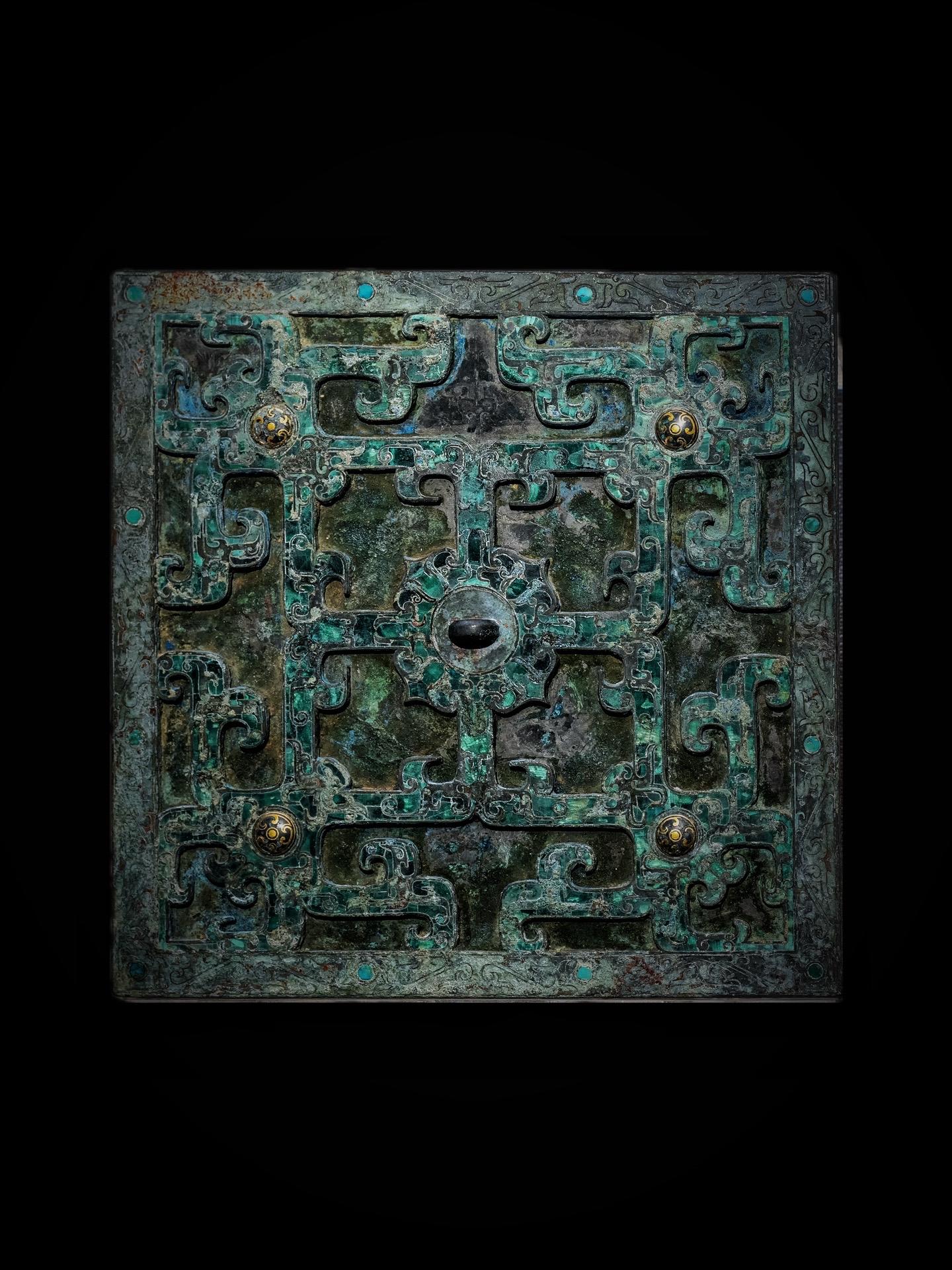 战国· 透空镶嵌金银绿松石几何纹方镜。月下飞天镜，云生结海楼——唐·李...