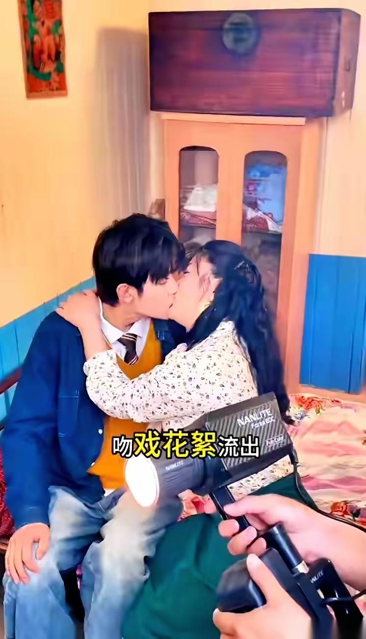 短剧新人男主被带资进组的富婆女主吻戏拍到嘴亲秃噜皮，最后还拖欠薪资，太离谱了。
