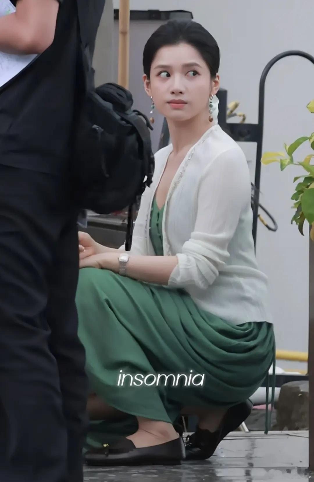 张婧仪这造型，比衣服还灾难，老了五岁都不止 