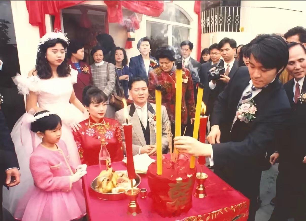 当年万梓良与恬妞大婚，星爷以伴郎身份出镜。港圈群星齐聚的旧时光，所有人都正值意气