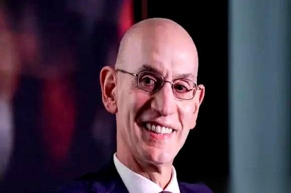 42岁的詹姆斯刚披上76人球衣，NBA总裁肖华就做了一个连装都不装的决定。
转播