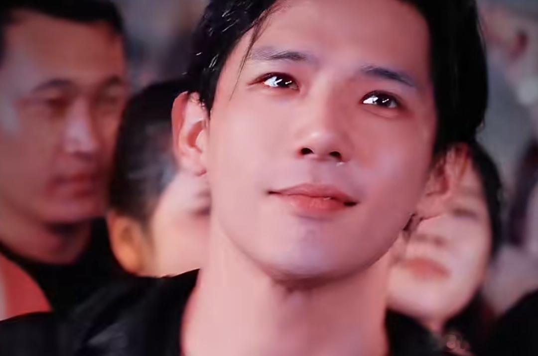 王安宇湿发更是帅晕了从前多是清爽少年造型深入人心，这次湿发造型直接解锁全新成熟画