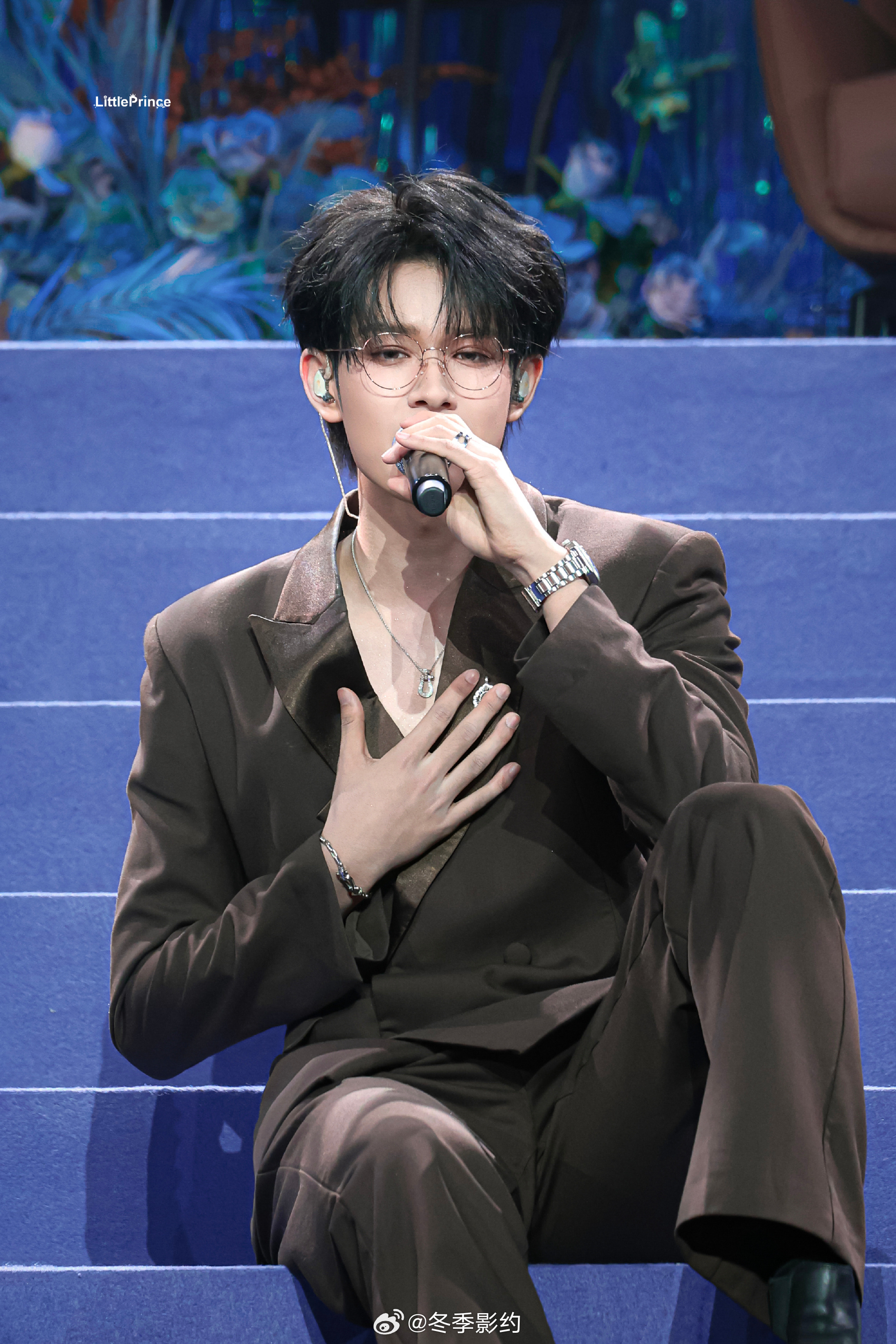 张极生日会首唱原创单曲 他站在舞台上唱自己的歌，每一个音符都是他的表达，这种真诚