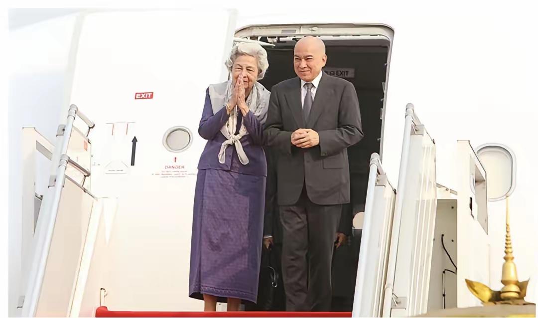 柬埔寨国王西哈莫尼今天来北京进行例行体检！2月6日，苏林访问柬埔寨时，有消息说西