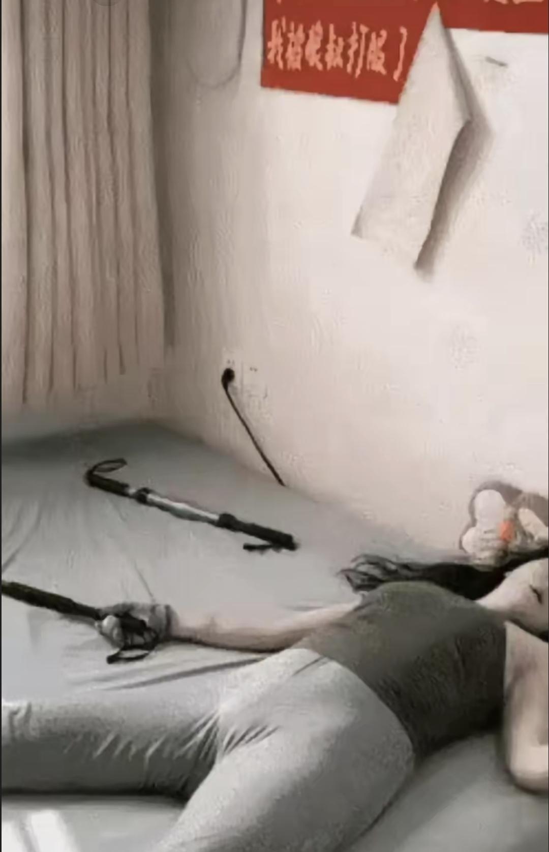 我前两天去姑姑家吃饭，看见姑父半夜起来给姑妈盖被子，手刚碰到她肩，她就翻了个身，