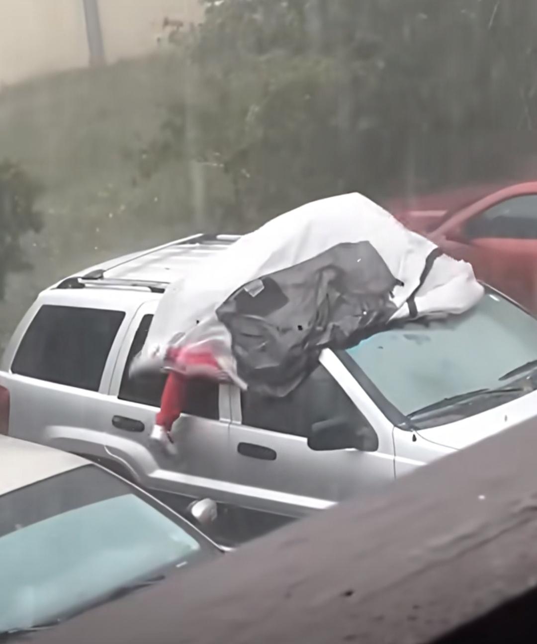 美国这哥们看来是真爱惜自己的座驾！

佛罗里达州不养闲人，当冰雹突然而至，这哥们