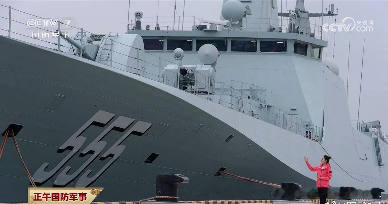 这5500吨级的054B护卫舰也真是大，气势十足啊！有种一览众山小的感觉了！
