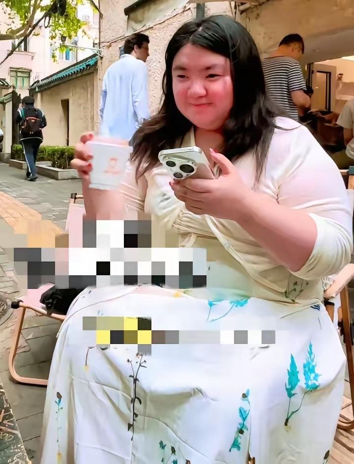 呃……
她在星二代里，算是极为普通的一位了。
虽说颜值不尽人意，
但人家的生活，