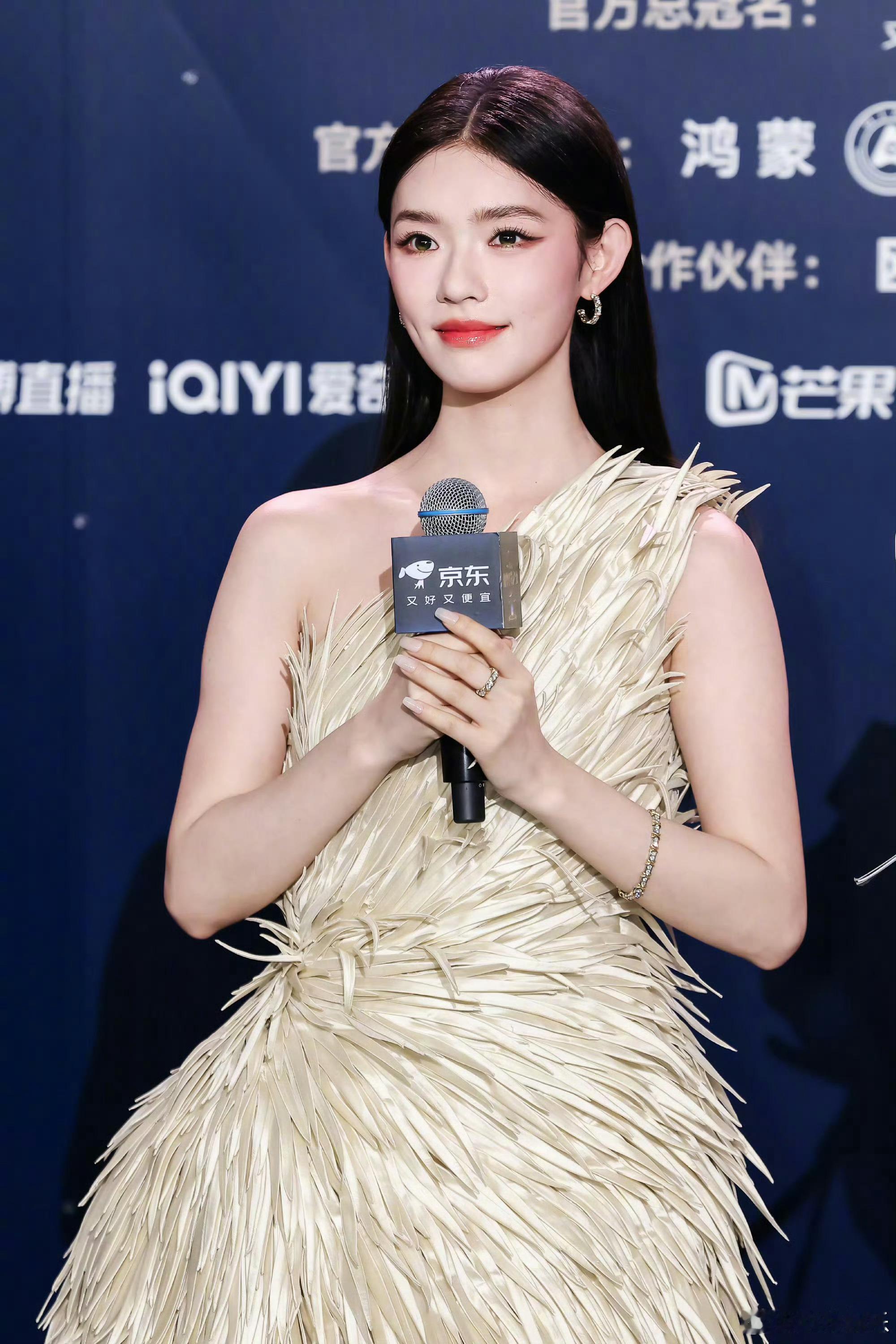 林允白孔雀仙子救命 林允这张脸 太高级了 