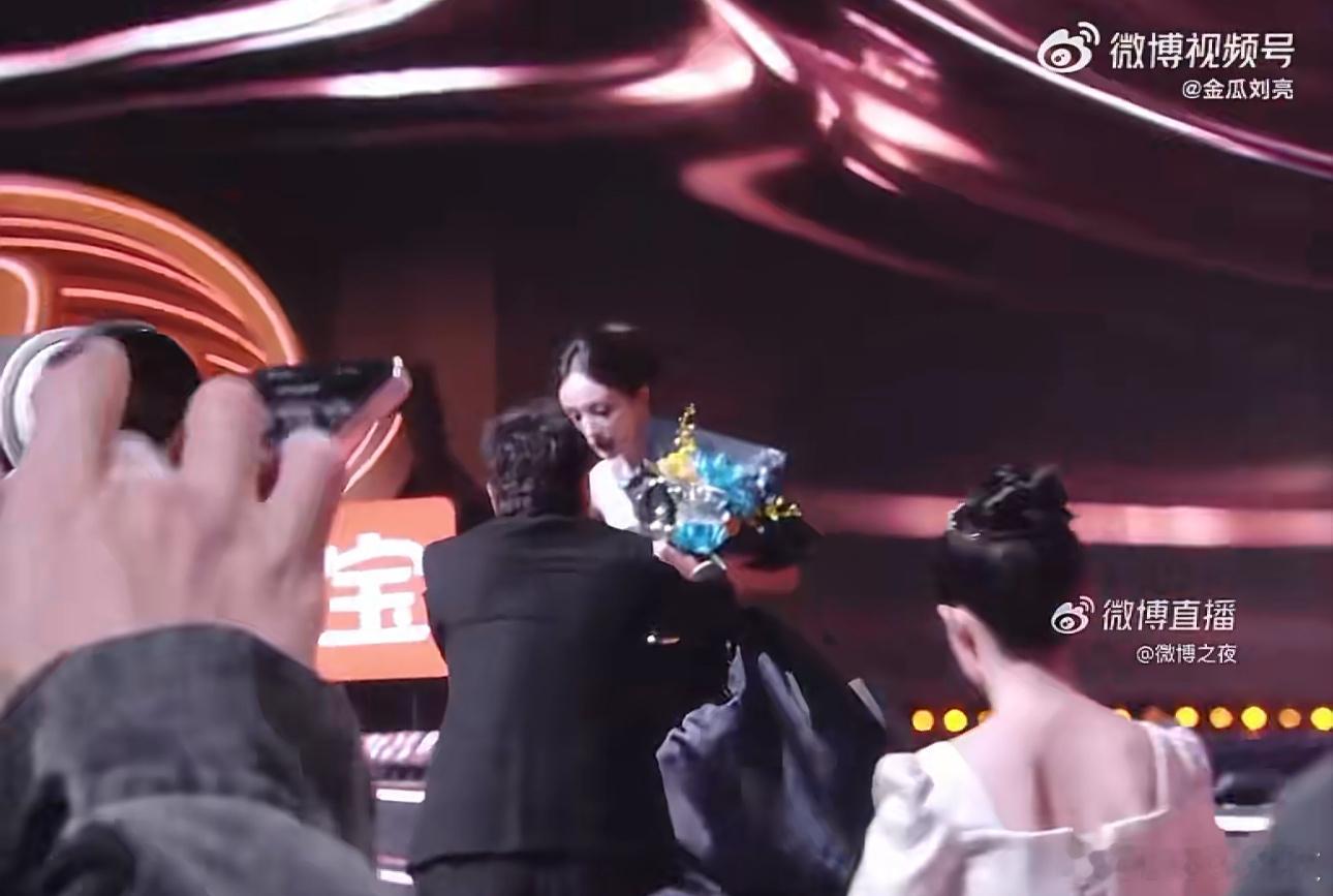 杨幂微博QUEEN哈哈哈……腾哥这一个箭步…… 