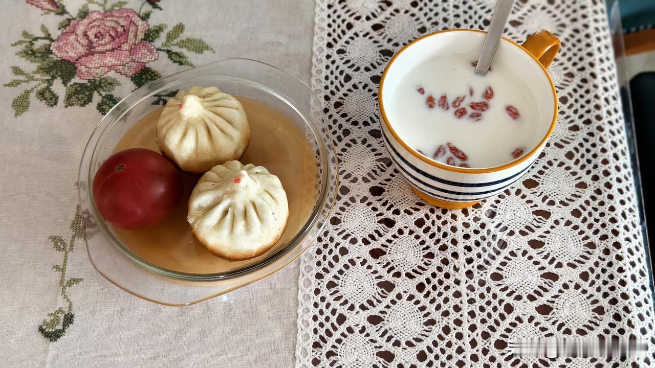 今天早餐自己吃，有对付一下。
两个生煎包是买的，冲的燕麦片，放的牛奶。
想起以前