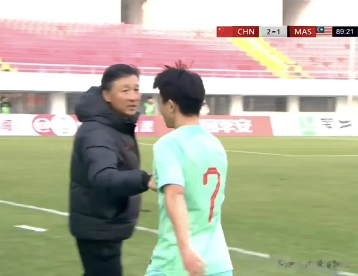 11打10[震惊]国奥队2：1险胜马来西亚国奥队！主教练成耀东，最应该感谢的不是