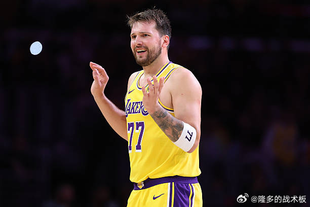 雷迪克评价东契奇：“他现在的表现，和联盟里任何顶级的球员一样。这件事可能被讨论得