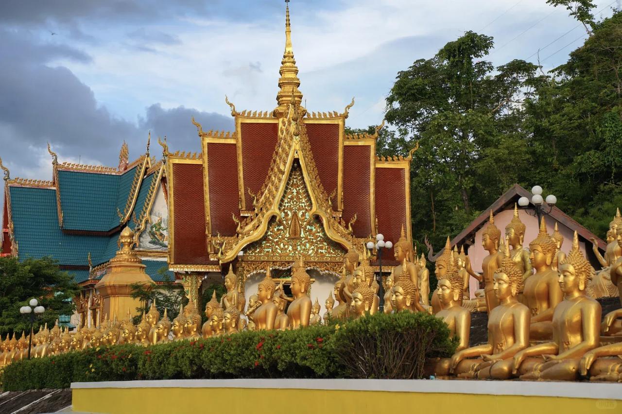 巴色（Pakse）📍普萨劳黄金大佛（Wat Phousalao）
傍晚时分，来
