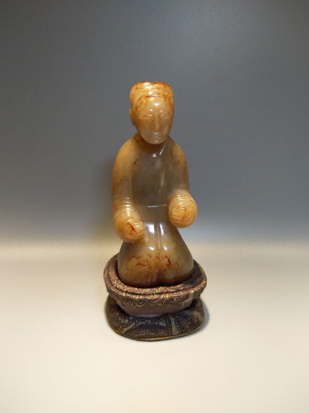 高古玉 汉代老妪圆雕作品，跪坐相，新疆和田白玉质，沁色年久，已成秋葵色，包浆滋润