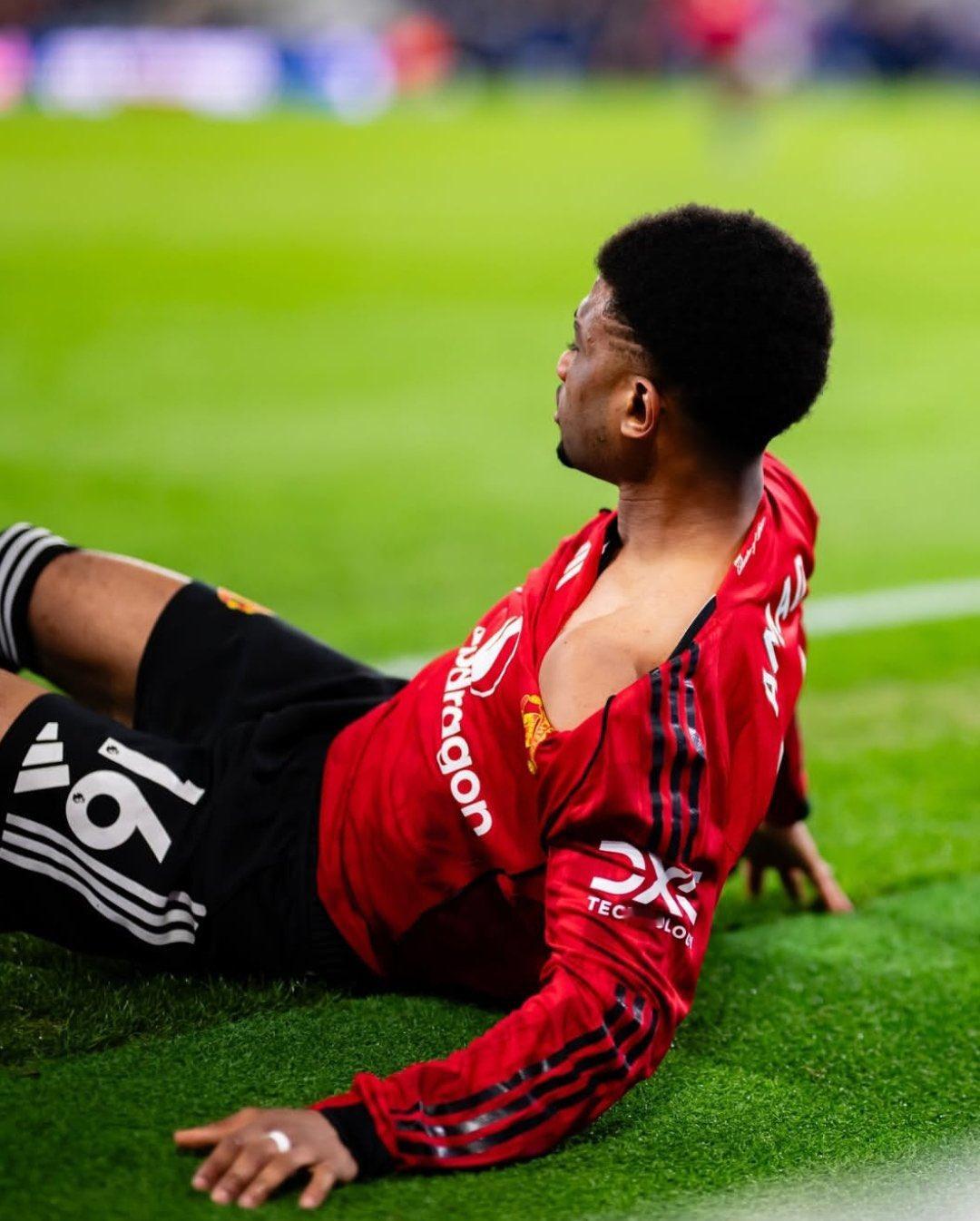 📸 | 曼联官方Instagram账号：“其实有更简单的办法可以拿到曼联主场球