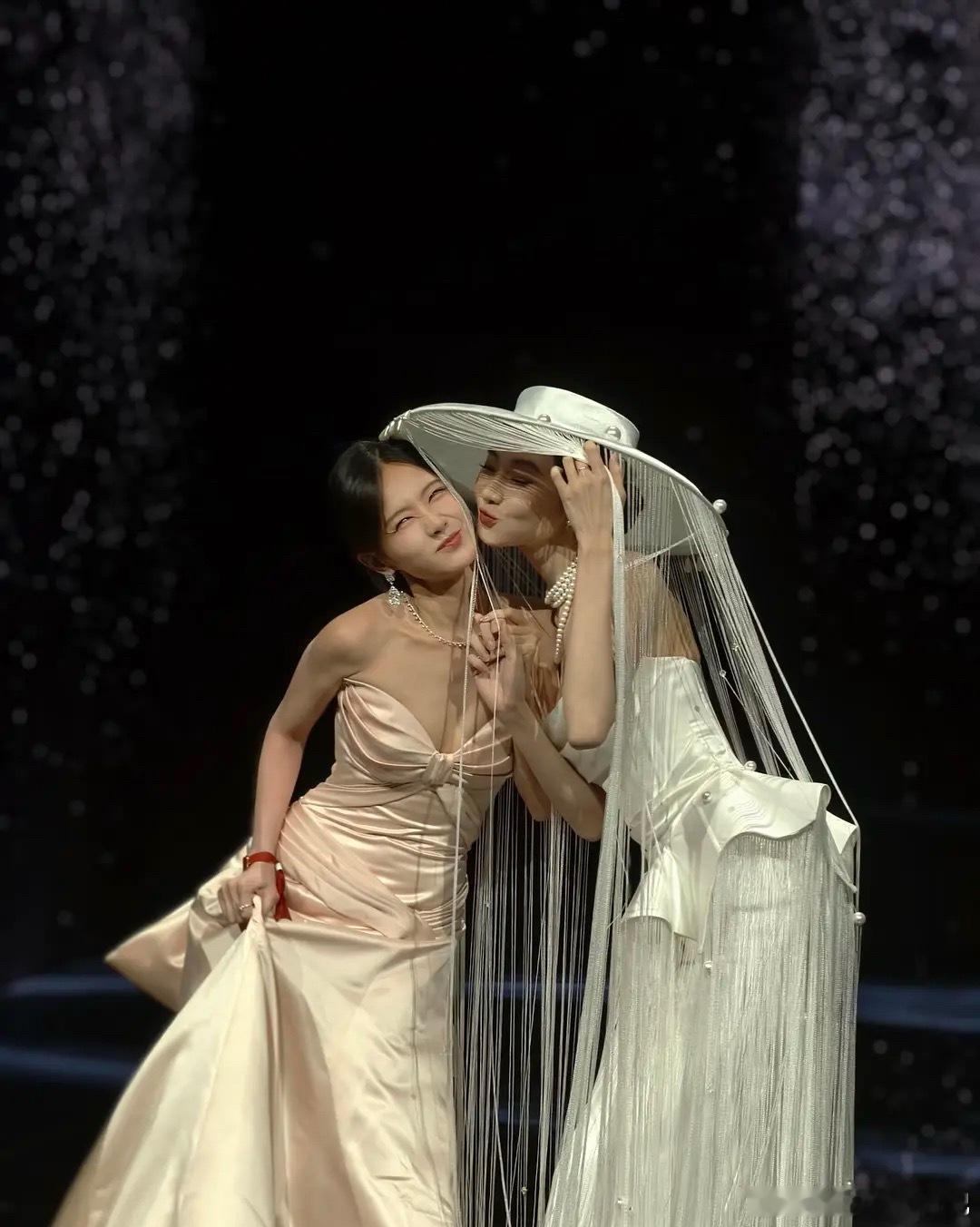 为啥安排她俩一起走，不理解…… 