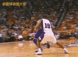 科比布莱恩特被拉加贝尔锁喉。
太阳队也没办法啊，限制不住科比，只能出此下策，太阳