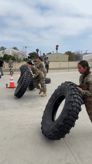 美国女兵的训练强度其实一点都不比男兵小！
看她们翻轮轮胎的动作虽然也很吃力。
但